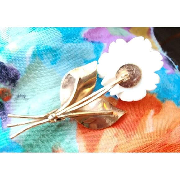 Exquisitely Detailed Vintage Creamy Celluloid Rose Brooch With Gold Tone Leaves - Picture 3 of 6